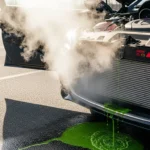 Simptomi i uzroci pregrijavanja motora, kako prepoznati probleme i pravilno reagirati za sigurnu vožnju i očuvanje automobila.