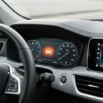 Kontrolna lampica za stabilnost vozila prikazana tijekom online kupovine auto dijelova, naglašavajući važnost sigurnosti i ispravnosti elektronskih sustava.