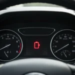 Upozorenje niske baterije na lampici, relevantno za online kupovinu elektroničkih uređaja, naglašava važnost pravovremenog punjenja i održavanja.